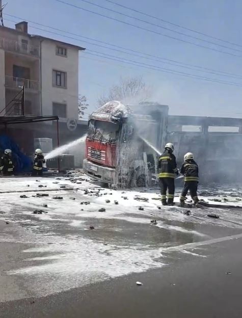 son-dakika-konyada-hareketli-anlar-kamyonda-yangin-cikti-patlamalar-korkuttu.jpg