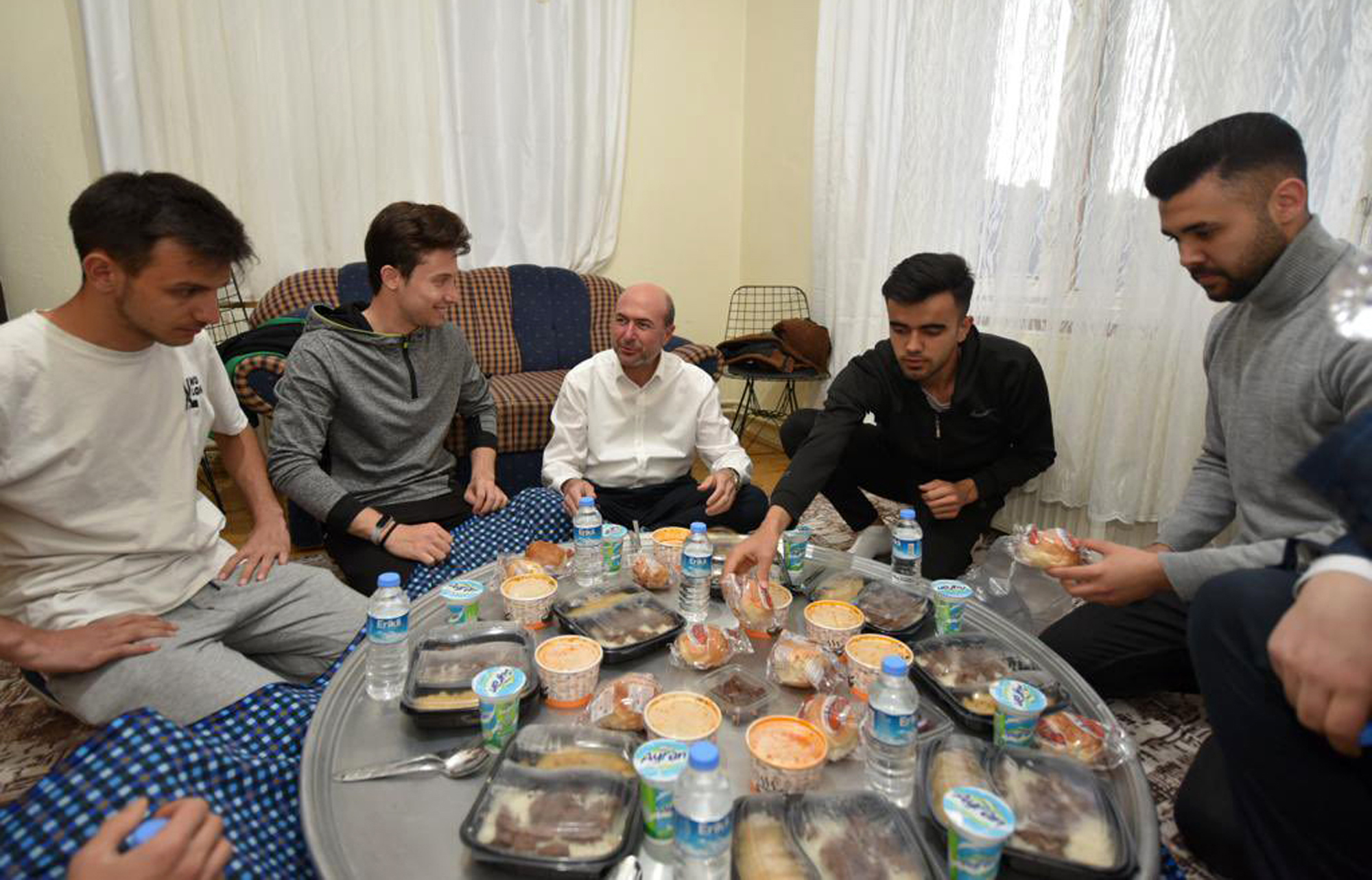 baskan-pekyatirmaci-ogrenci-ve-vatandaslarin-iftar-sofralarina-konuk-oldu-003.jpg