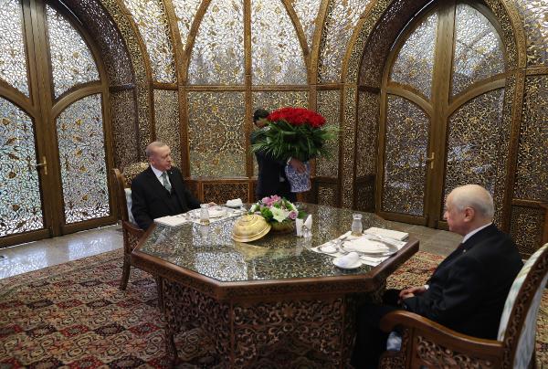 cumhurbaskani-erdogan-bahceli-ile-iftar-yapti-mhp-liderinin-hediyesi-dikkat-cekti.jpeg