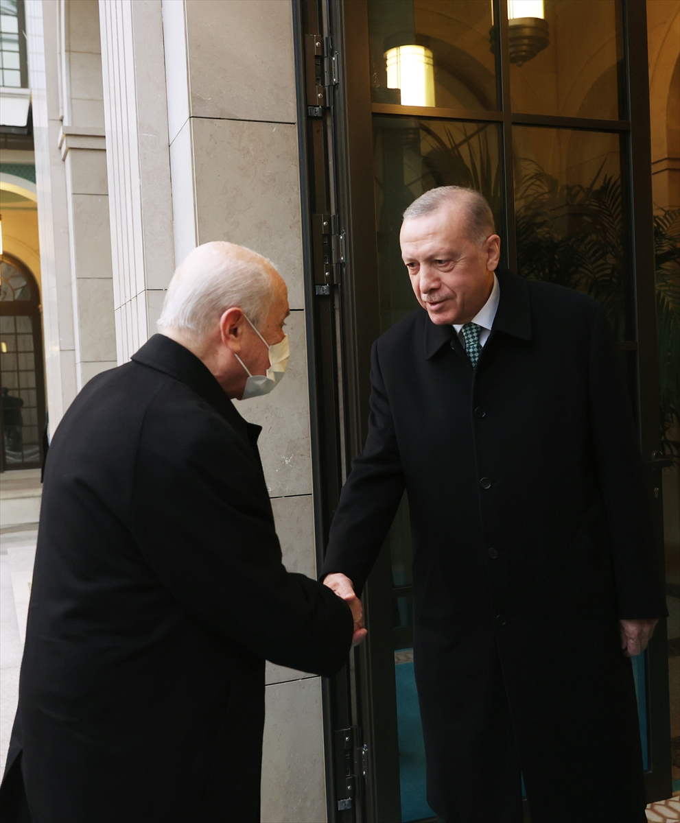 cumhurbaskani-erdogan-bahceli-ile-iftar-yapti-mhp-liderinin-hediyesi-dikkat-cekti.jpg