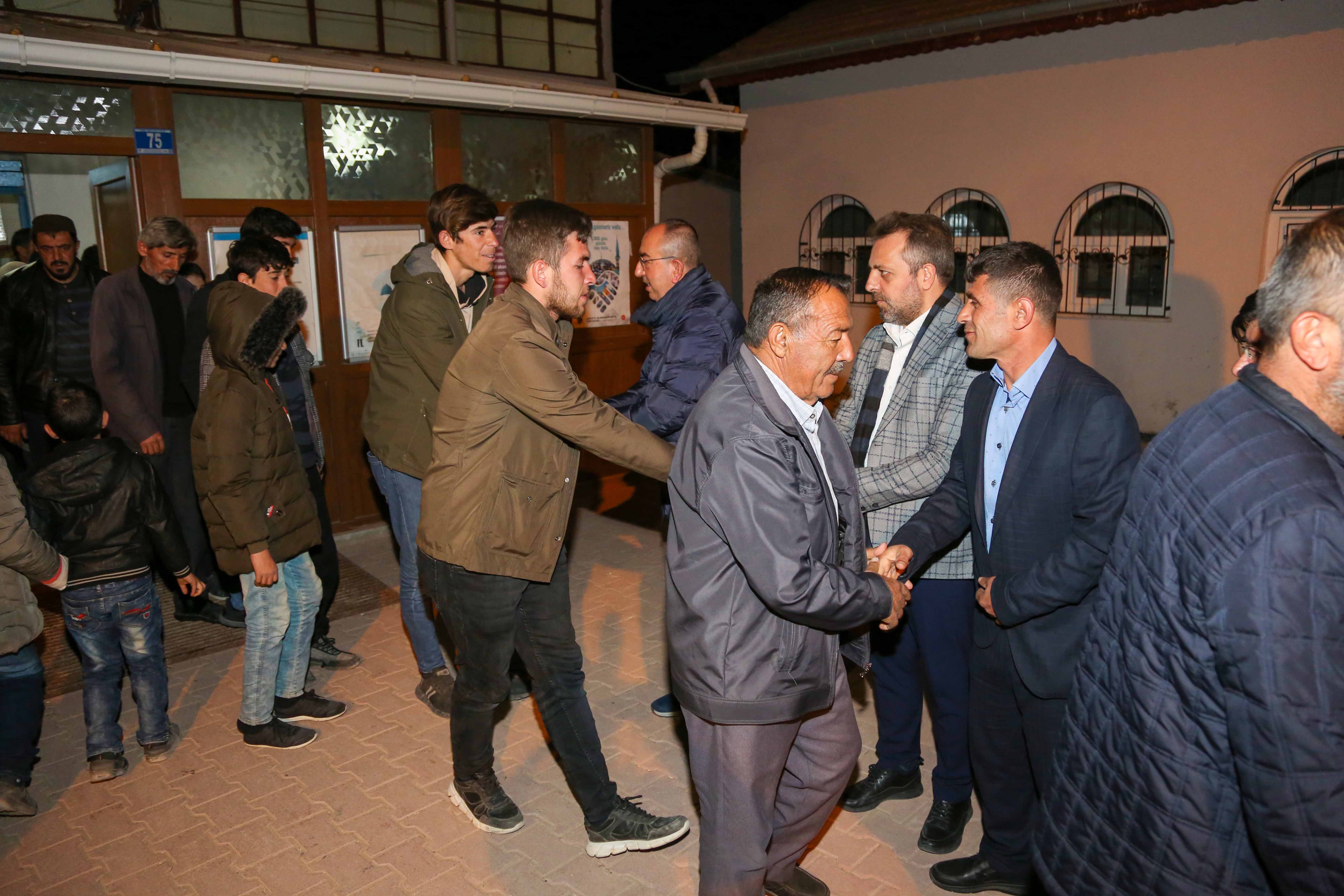 baskan-kavus-cariklar-mahallesindeki-vatandaslarla-iftarda-bir-araya-geldi-005.jpg