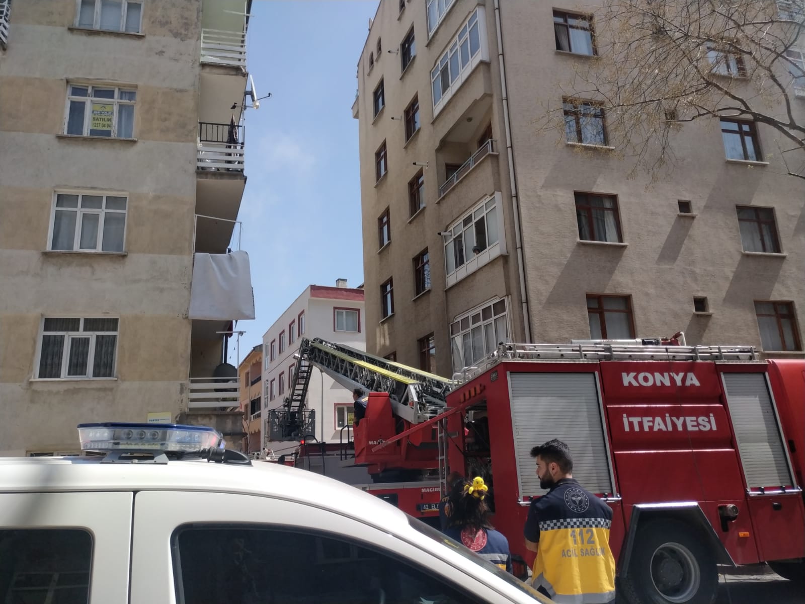 konyada-6-katli-bir-binanin-catisinda-cikan-yangin-panige-neden-oldu-001.jpeg