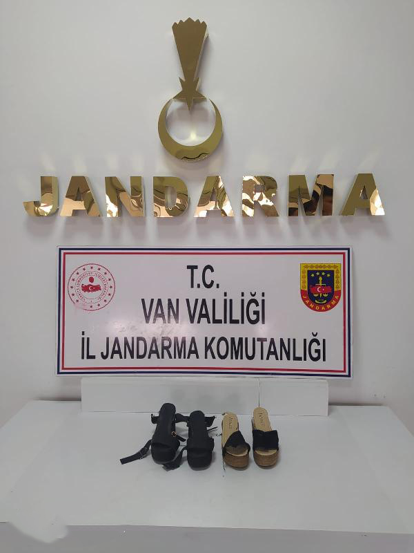 13-suctan-aranan-supheli-terliklerin-icerisine-gizledigi-uyusturucuyla-yakalandi.jpg