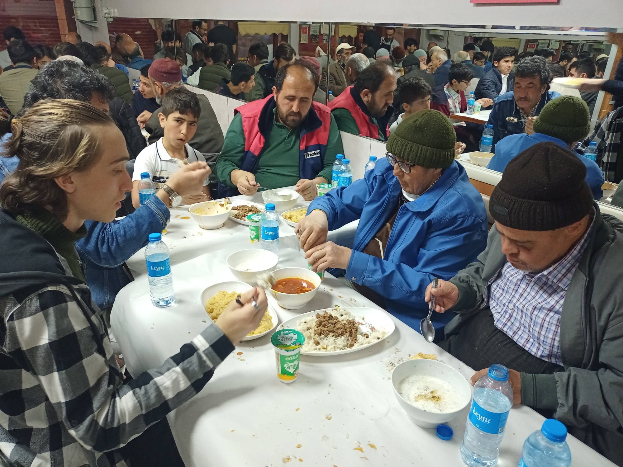 konyanin-gulleri-gul-iftari-ile-sevindirildi-010.jpg