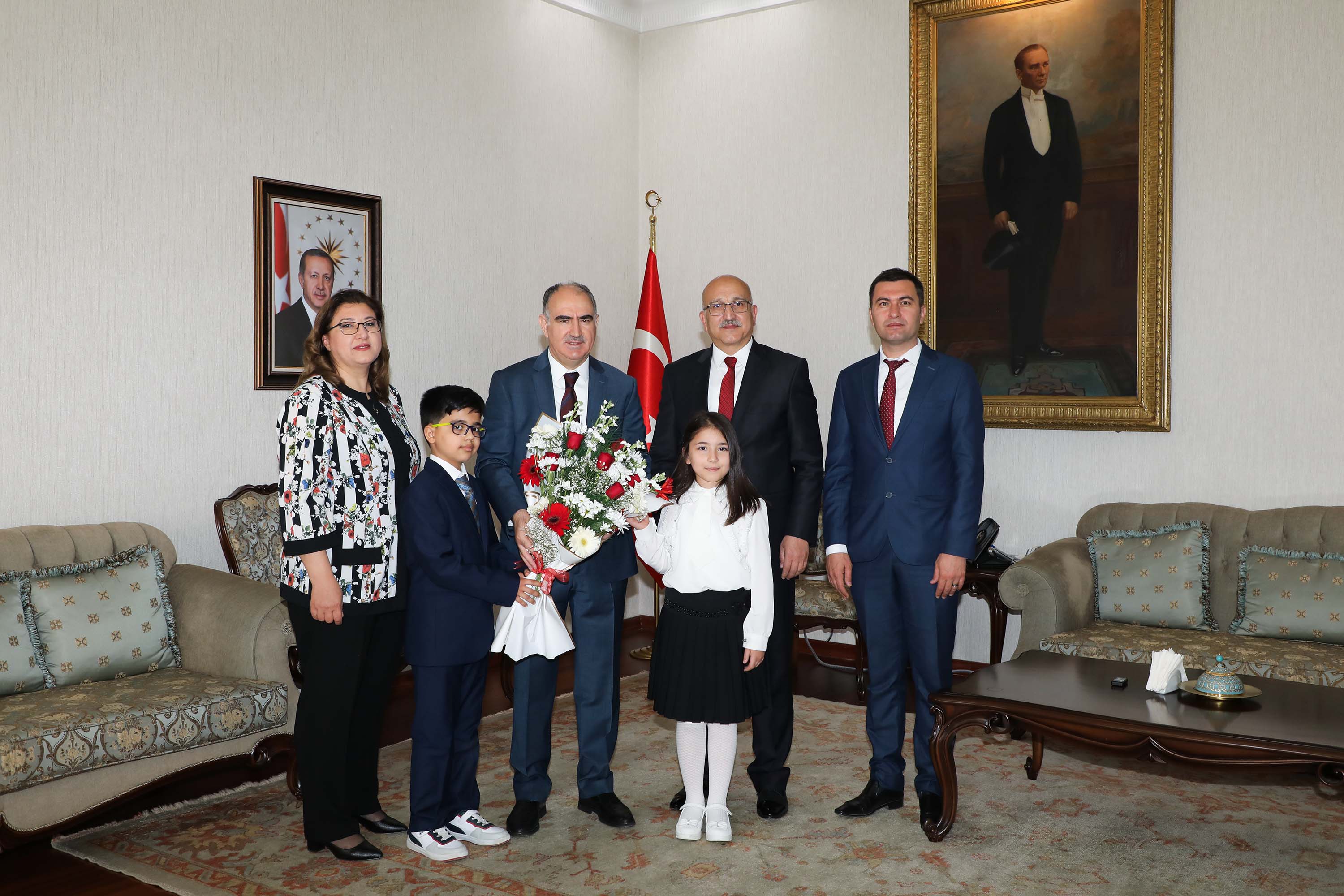 vali-ozkan-koltugunu-ahmet-kerem-celike-birakti-3.jpg