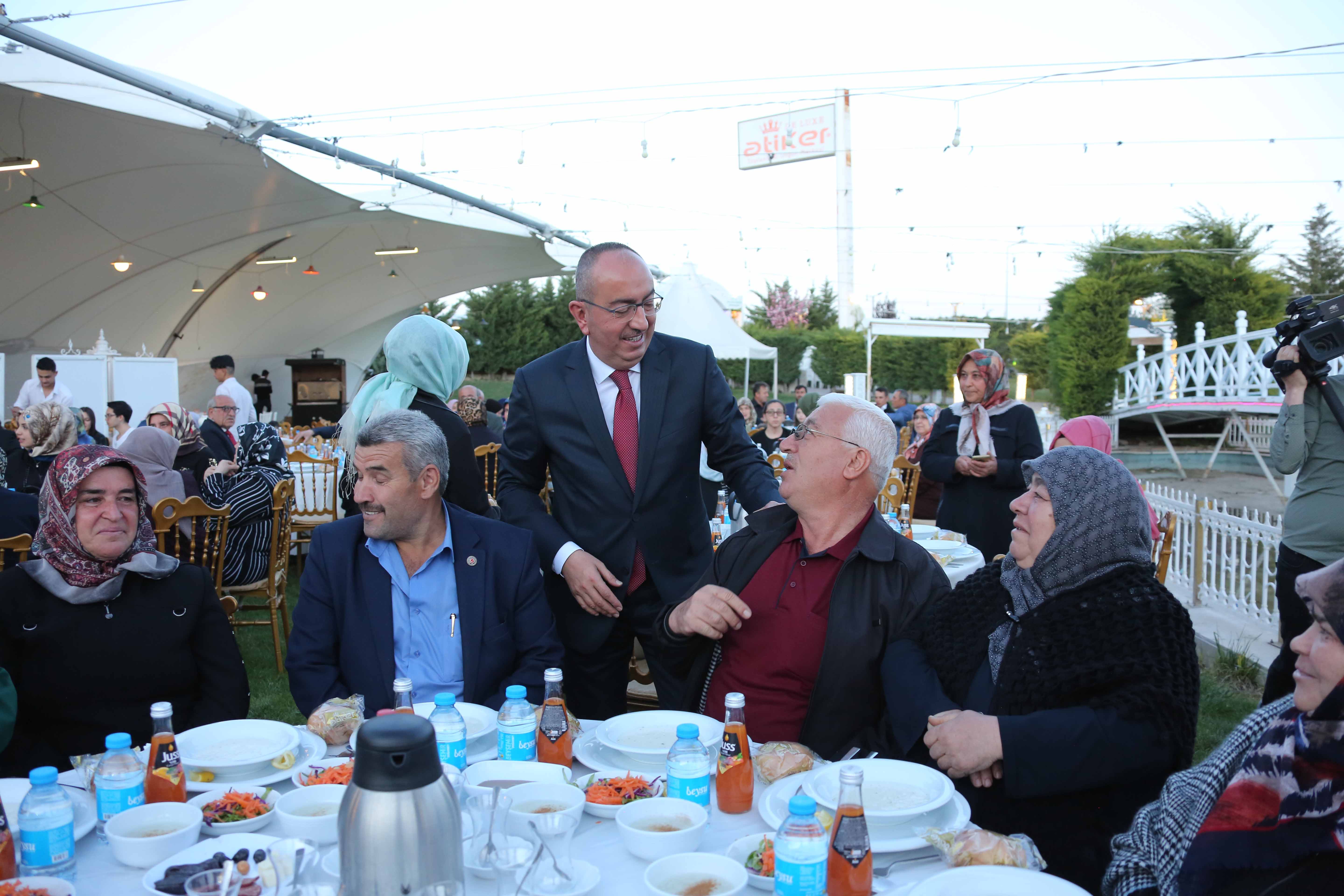 baskan-kavus-iftarda-ilcedeki-muhtarlar-ve-aileleriyle-bulustu-001.jpg