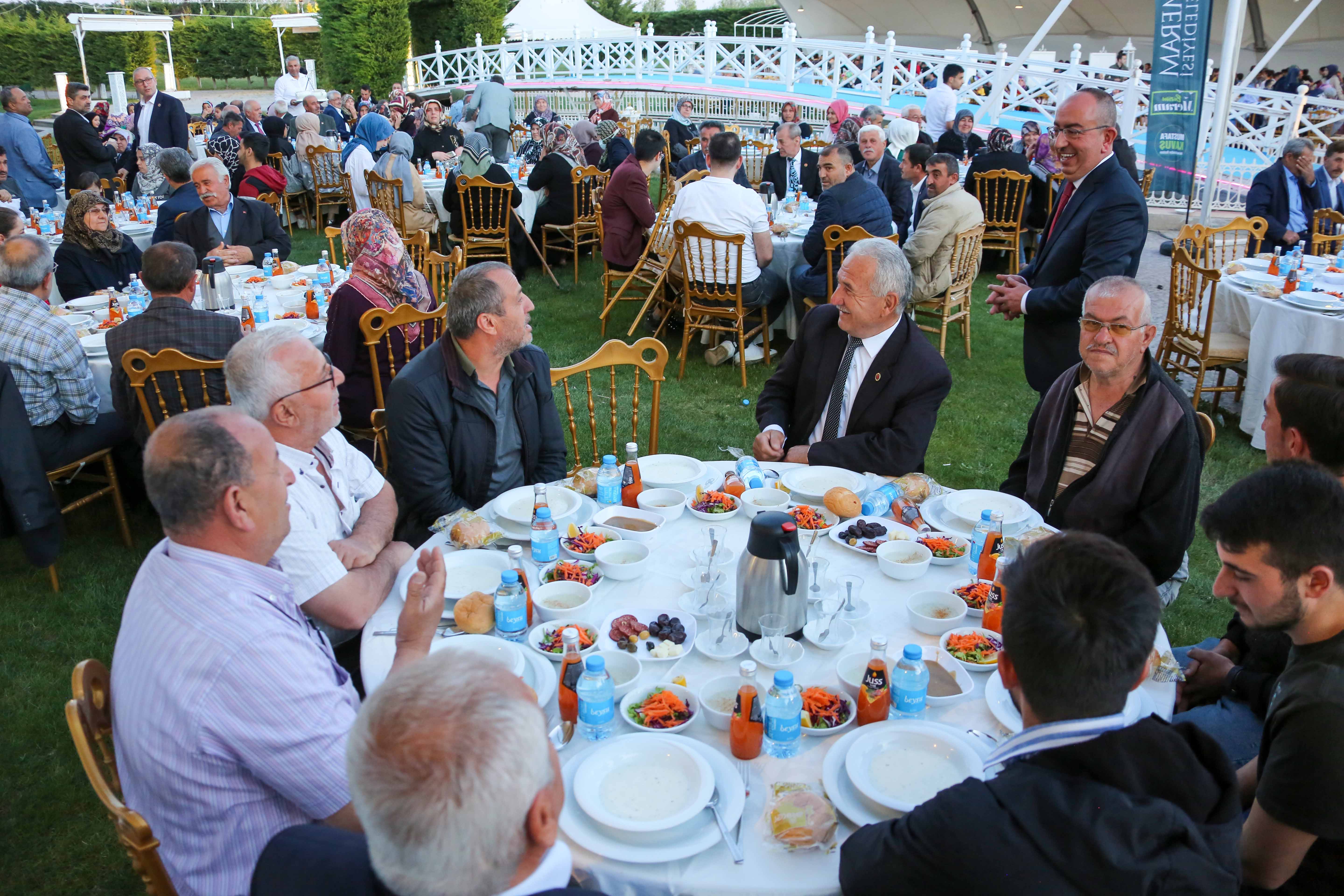 baskan-kavus-iftarda-ilcedeki-muhtarlar-ve-aileleriyle-bulustu-003.jpg