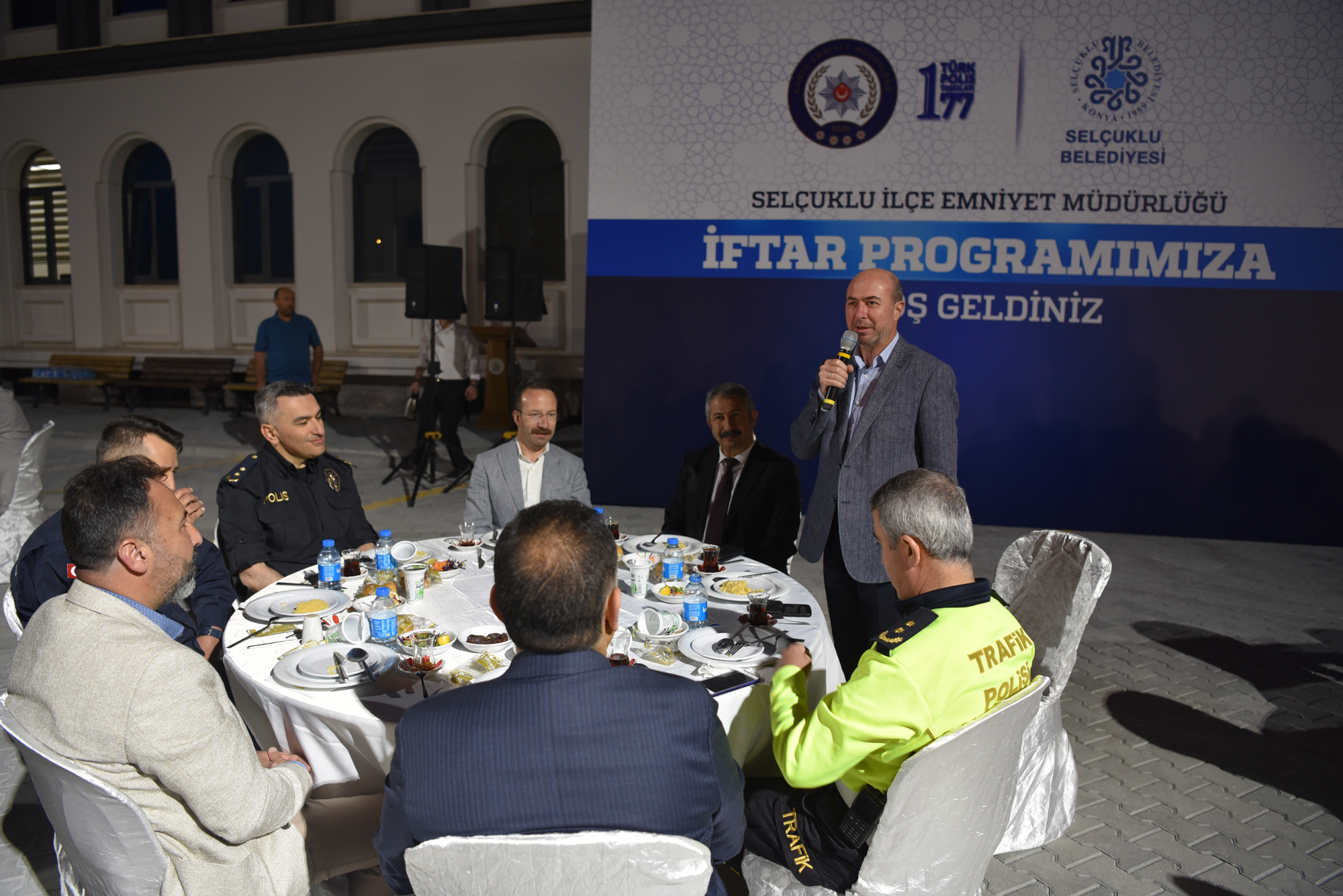 baskan-pekyatirmaci-ilcede-gorevli-emniyet-personelleriyle-ile-iftarda-bulustu-002.jpg