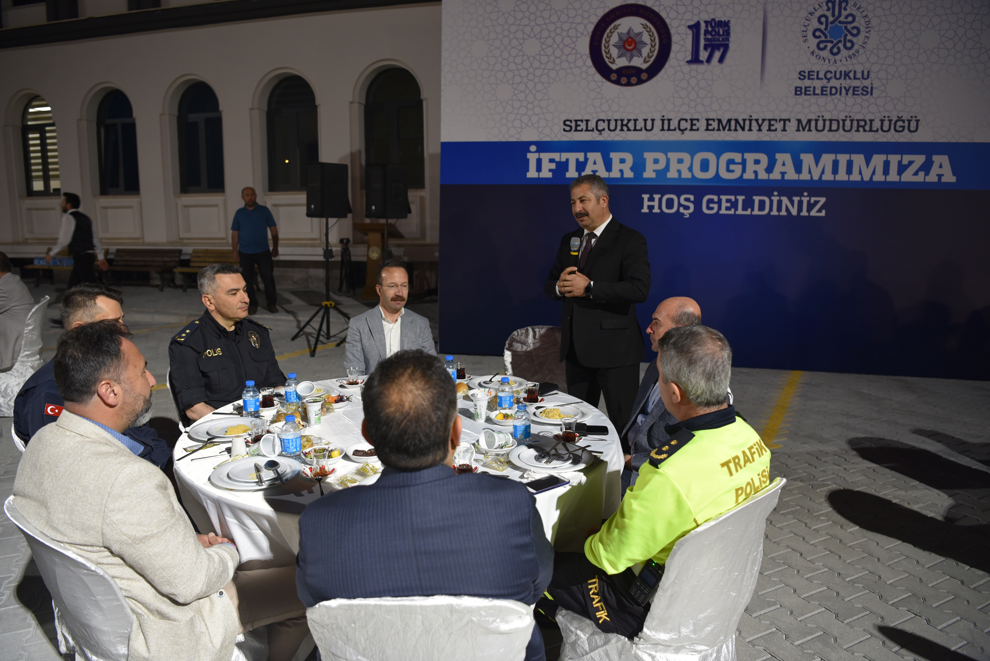 baskan-pekyatirmaci-ilcede-gorevli-emniyet-personelleriyle-ile-iftarda-bulustu-003.jpg