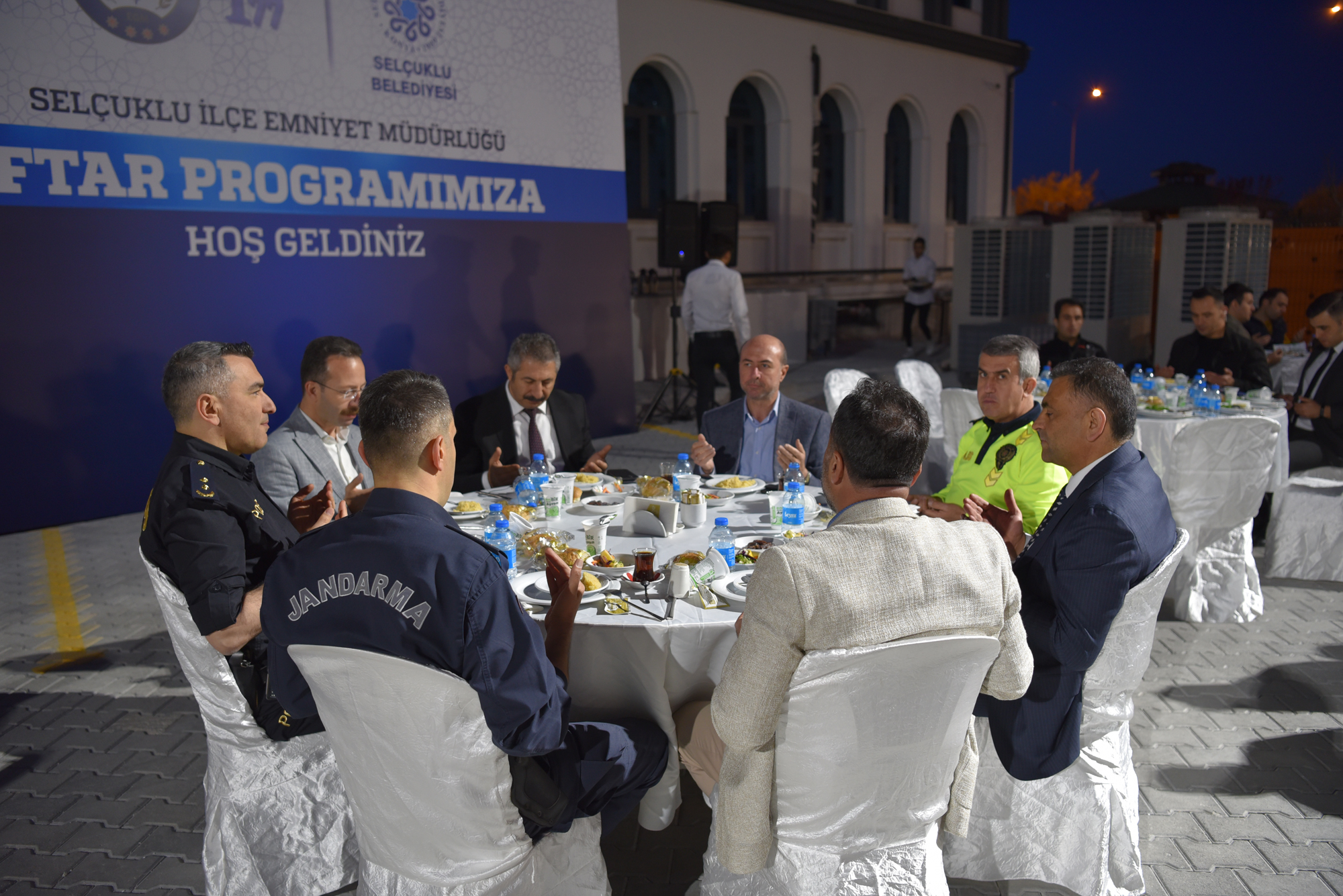 baskan-pekyatirmaci-ilcede-gorevli-emniyet-personelleriyle-ile-iftarda-bulustu.jpg
