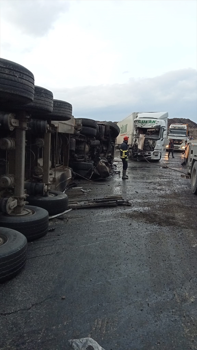 iki-tir-carpisti-iran-uyruklu-surucu-oldu-001.jpg