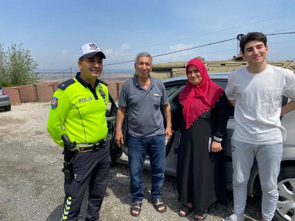 kemer-denetimi-icin-durdurdugu-aractakileri-goren-komisere-surpriz-002.jpg