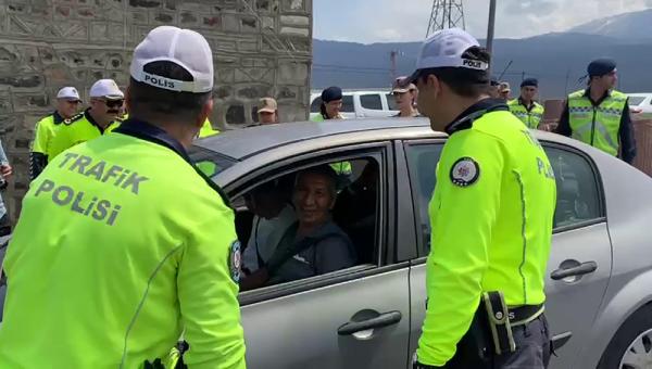 kemer-denetimi-icin-durdurdugu-aractakileri-goren-komisere-surpriz-003.jpg