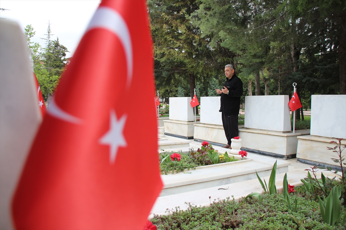 konyada-bayram-arifesinde-sehitlige-huzunlu-ziyaret-001.jpg