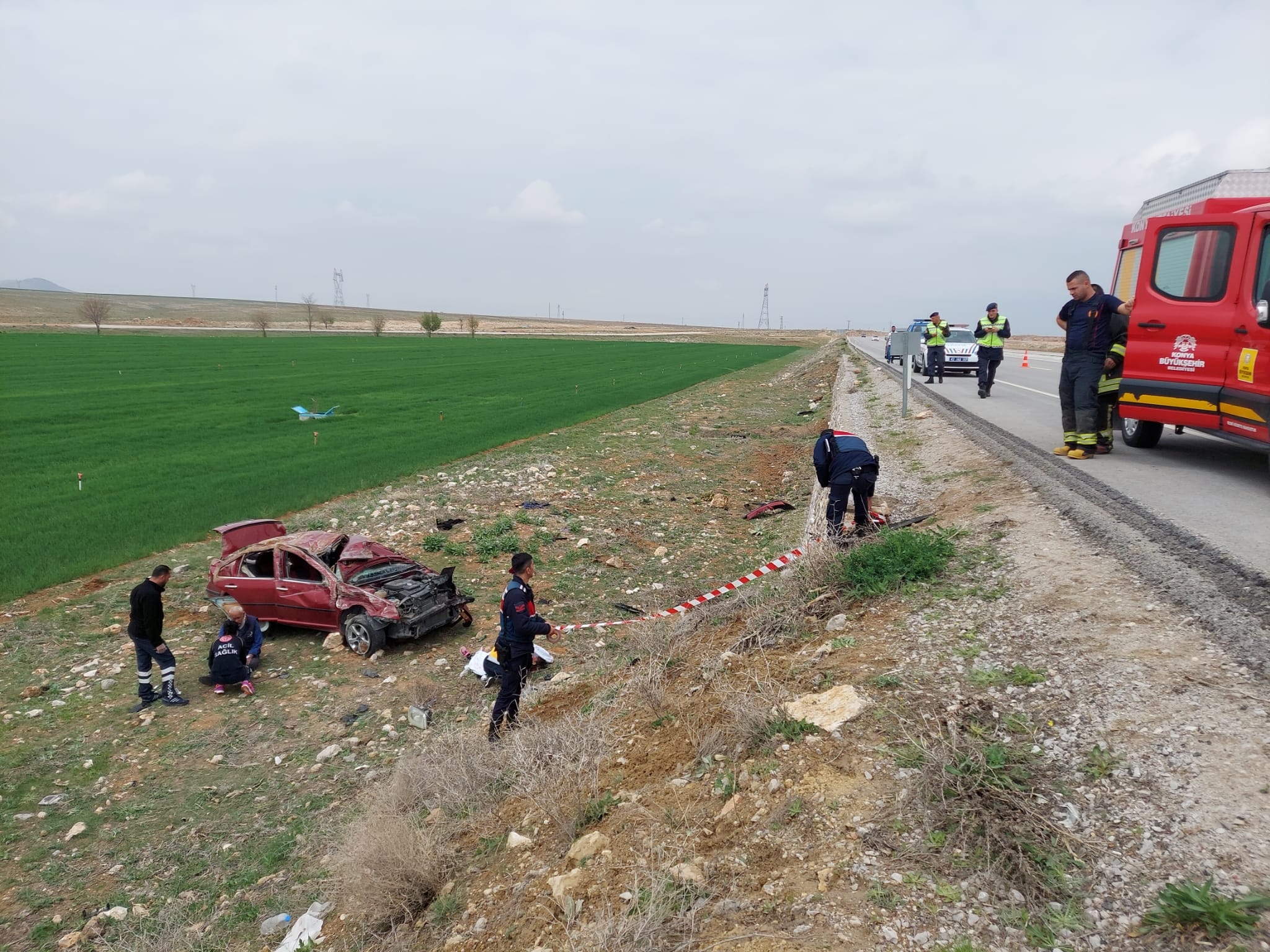 konyada-otomobil-yoldan-cikti-1-olu-4-yarali.jpeg