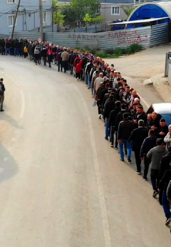 iki-yil-sonra-mahallede-1-kilometrelik-bayramlasma-kuyrugu-001.jpeg