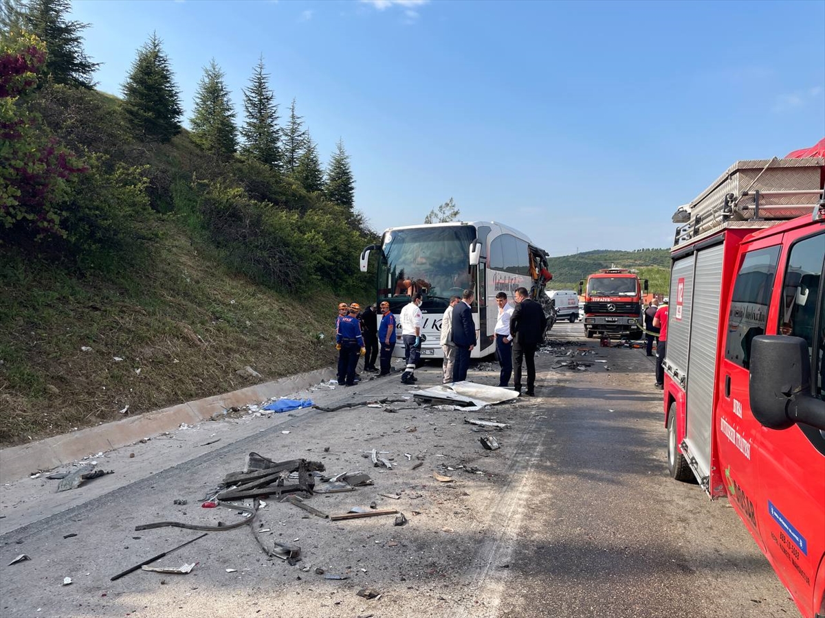 kamyon-yolcu-otobusune-carpti-olu-ve-yaralilar-var-002.jpg