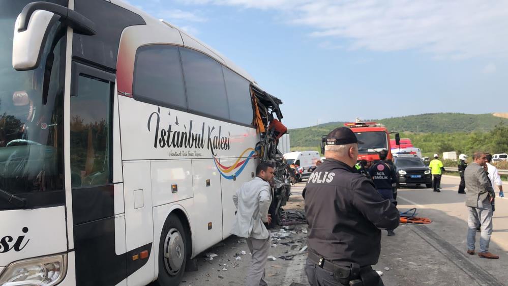 kamyon-yolcu-otobusune-carpti-olu-ve-yaralilar-var.jpg