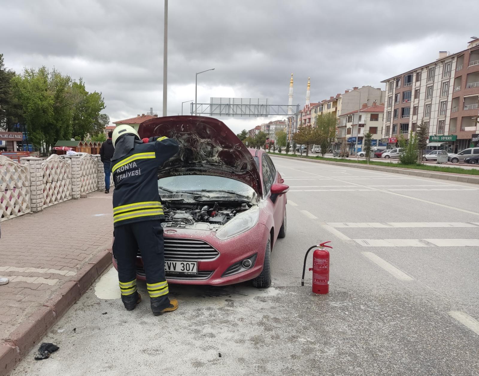konyada-seyir-halindeki-otomobil-yandi-002.jpeg