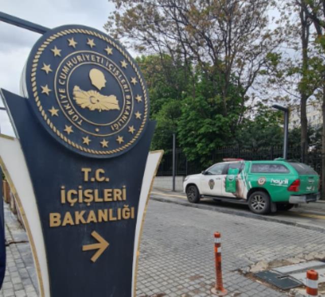 icisleri-bakanliginin-onunde-haydi-araci.jpg