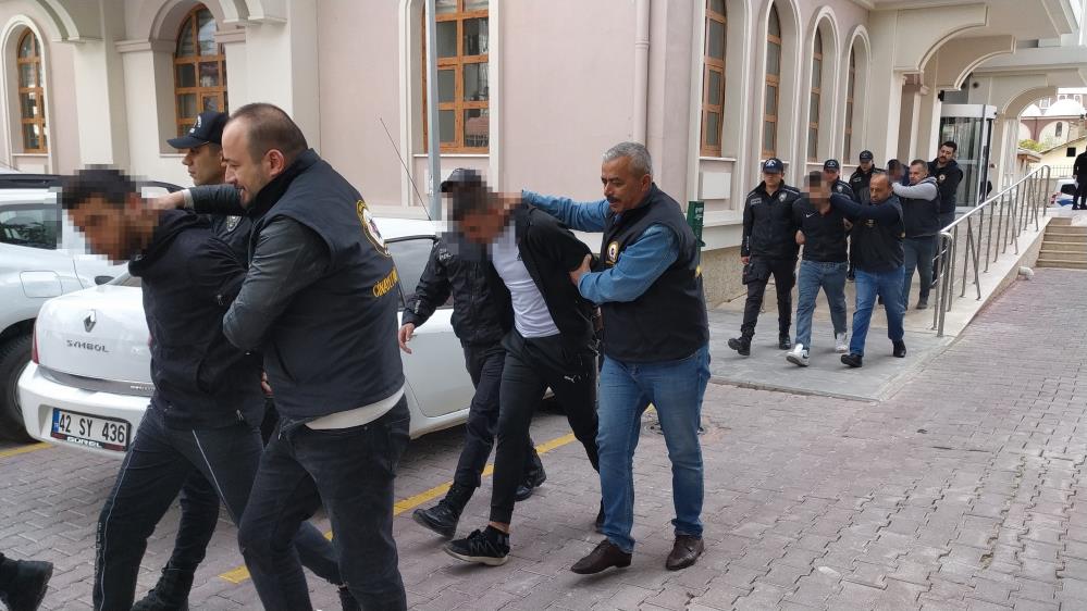 konyadaki-dunur-kavgasinda-gozaltina-alinan-8-supheli-adliyede-001.jpg