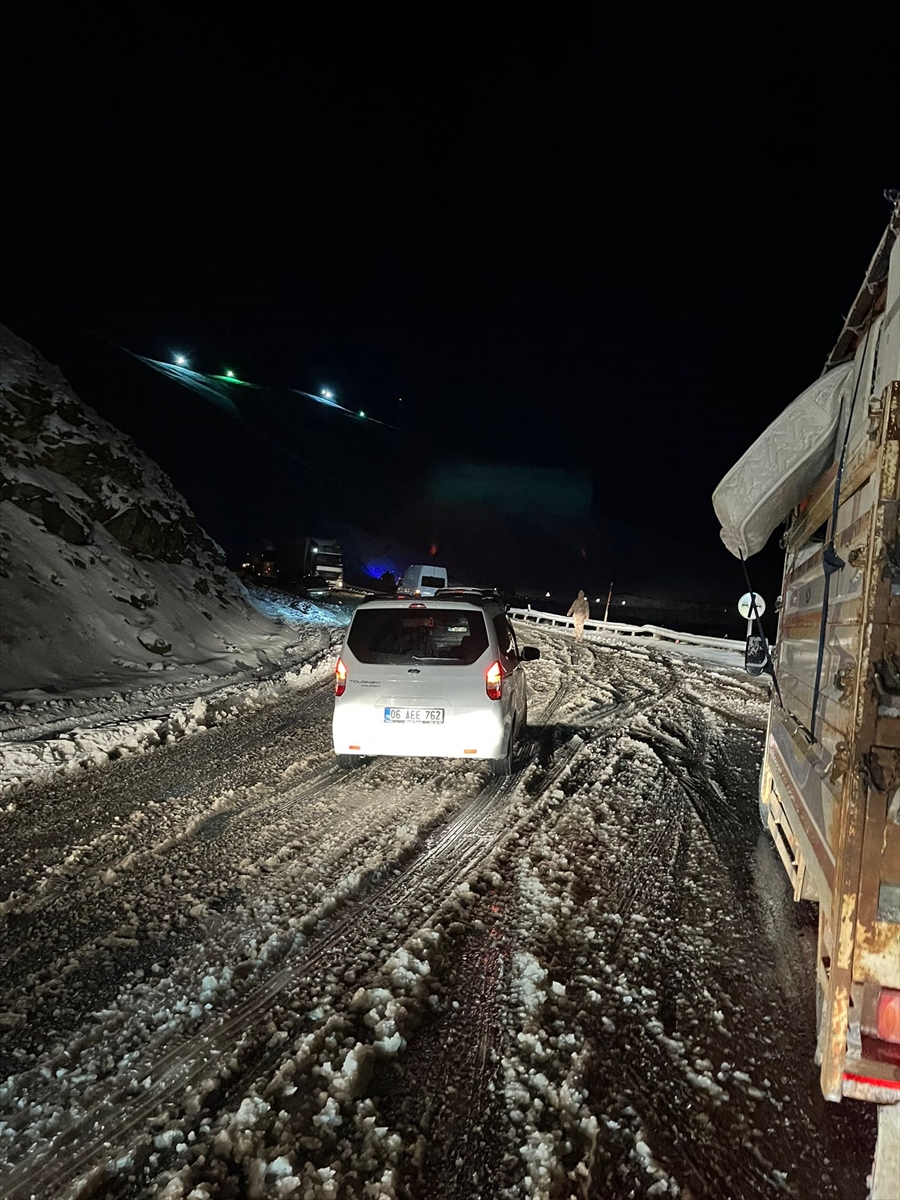 kar-gecit-vermeyince-yol-trafige-kapatildi-002.jpg