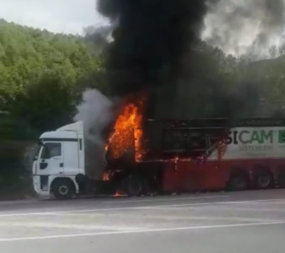 konya-plakali-cam-yuklu-tir-alev-alev-yandi.jpg