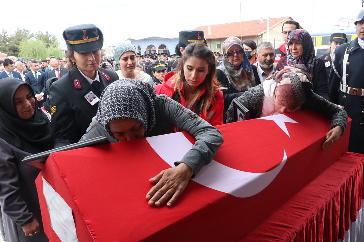 sehit-uzman-cavus-muharrem-efendi-dundar-topraga-verildi-002.jpg