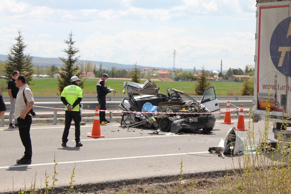 emniyet-seridinde-duran-tira-otomobil-carpti-1-olu-1-yarali.jpg