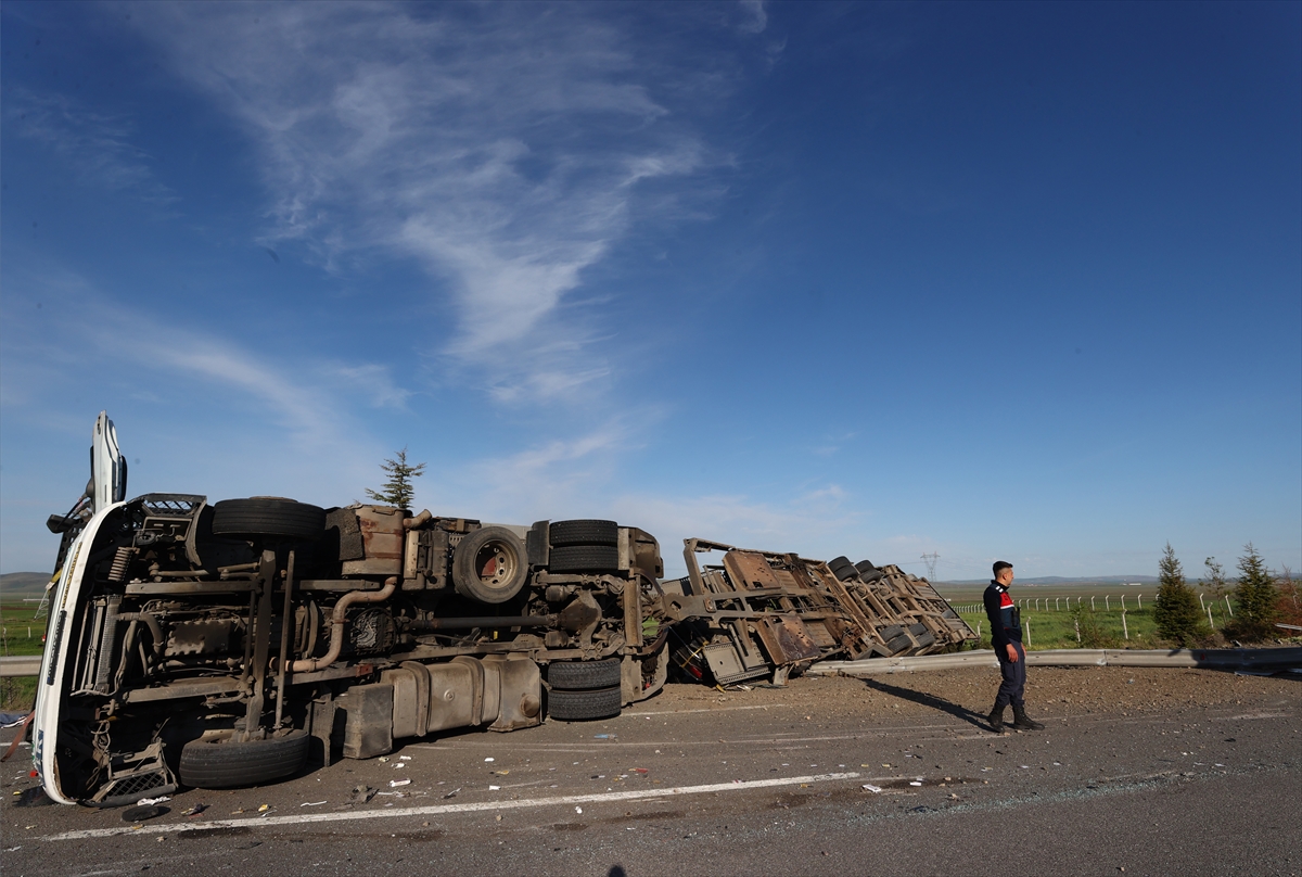 konya-ankara-yolunda-otomobil-yuklu-tir-devrildi-9-arac-hasar-gordu-002.jpg