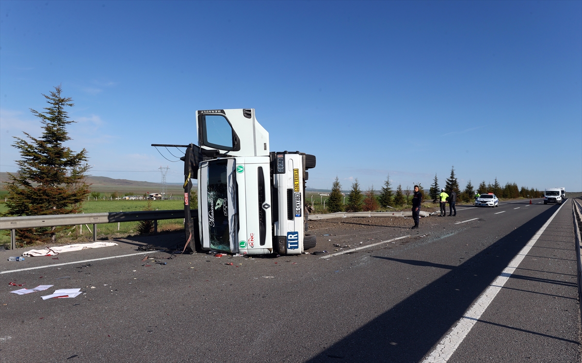 konya-ankara-yolunda-otomobil-yuklu-tir-devrildi-9-arac-hasar-gordu-003.jpg