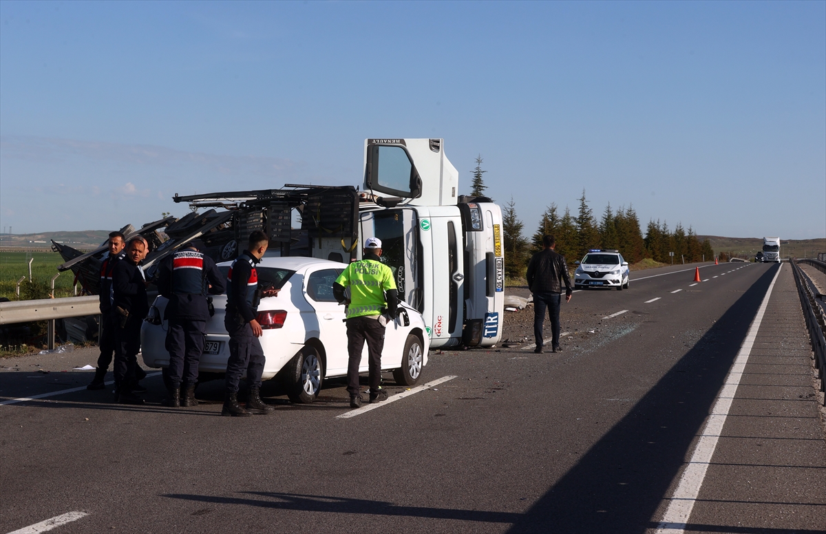 konya-ankara-yolunda-otomobil-yuklu-tir-devrildi-9-arac-hasar-gordu-004.jpg
