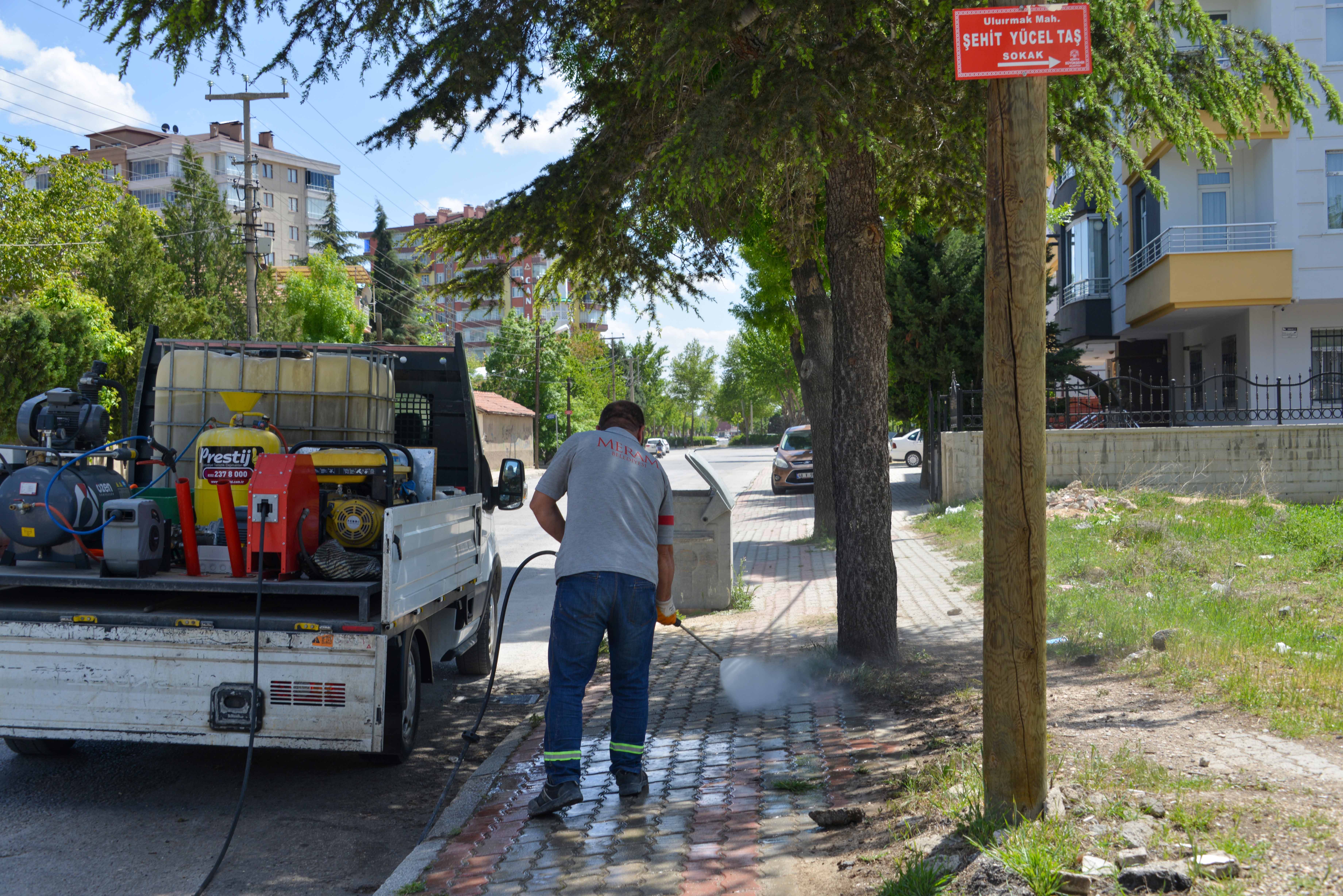 meramda-cadde-ve-sokaklar-yikaniyor-cop-konteynerleri-dezenfekte-ediliyor-002.jpg