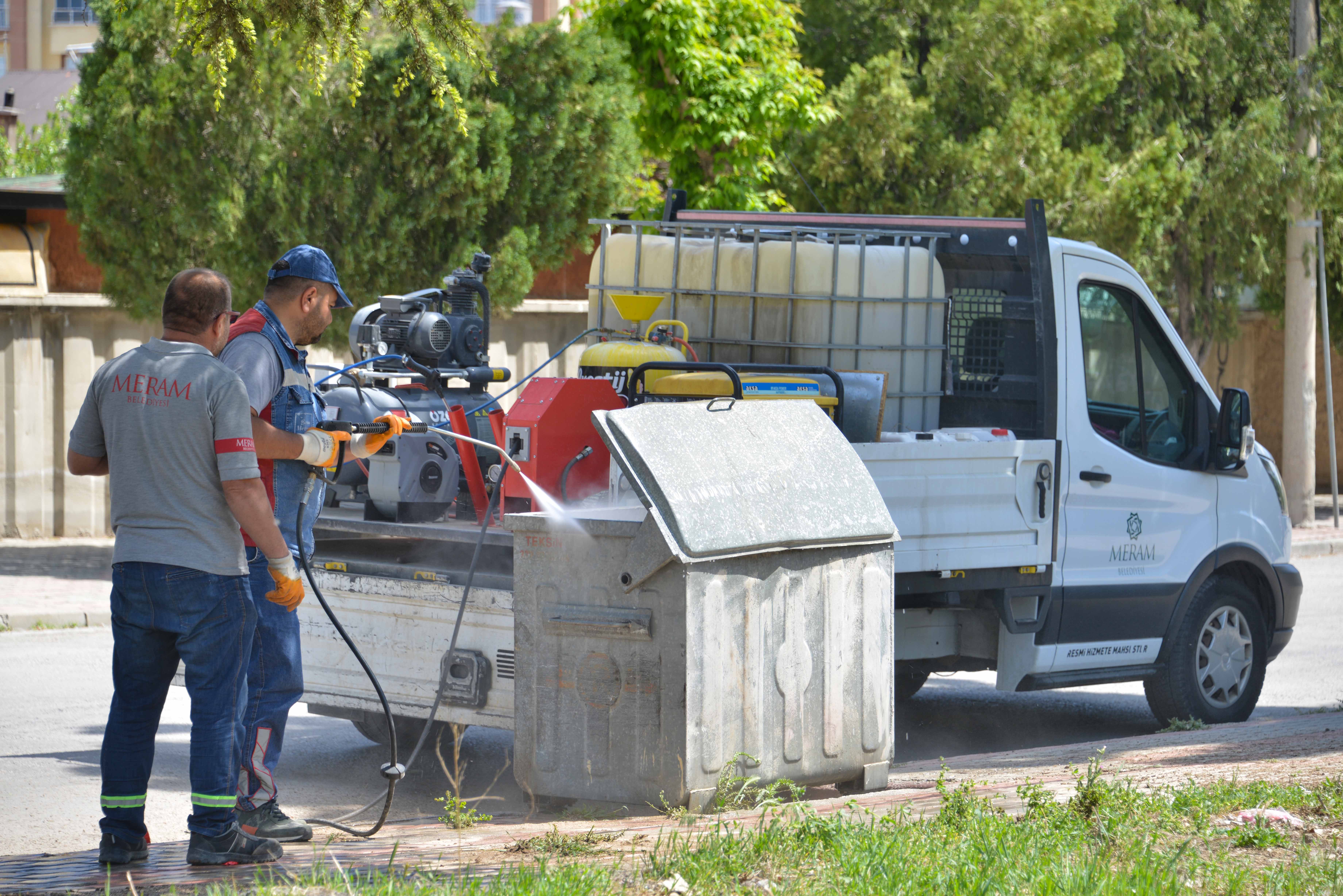 meramda-cadde-ve-sokaklar-yikaniyor-cop-konteynerleri-dezenfekte-ediliyor-003.jpg