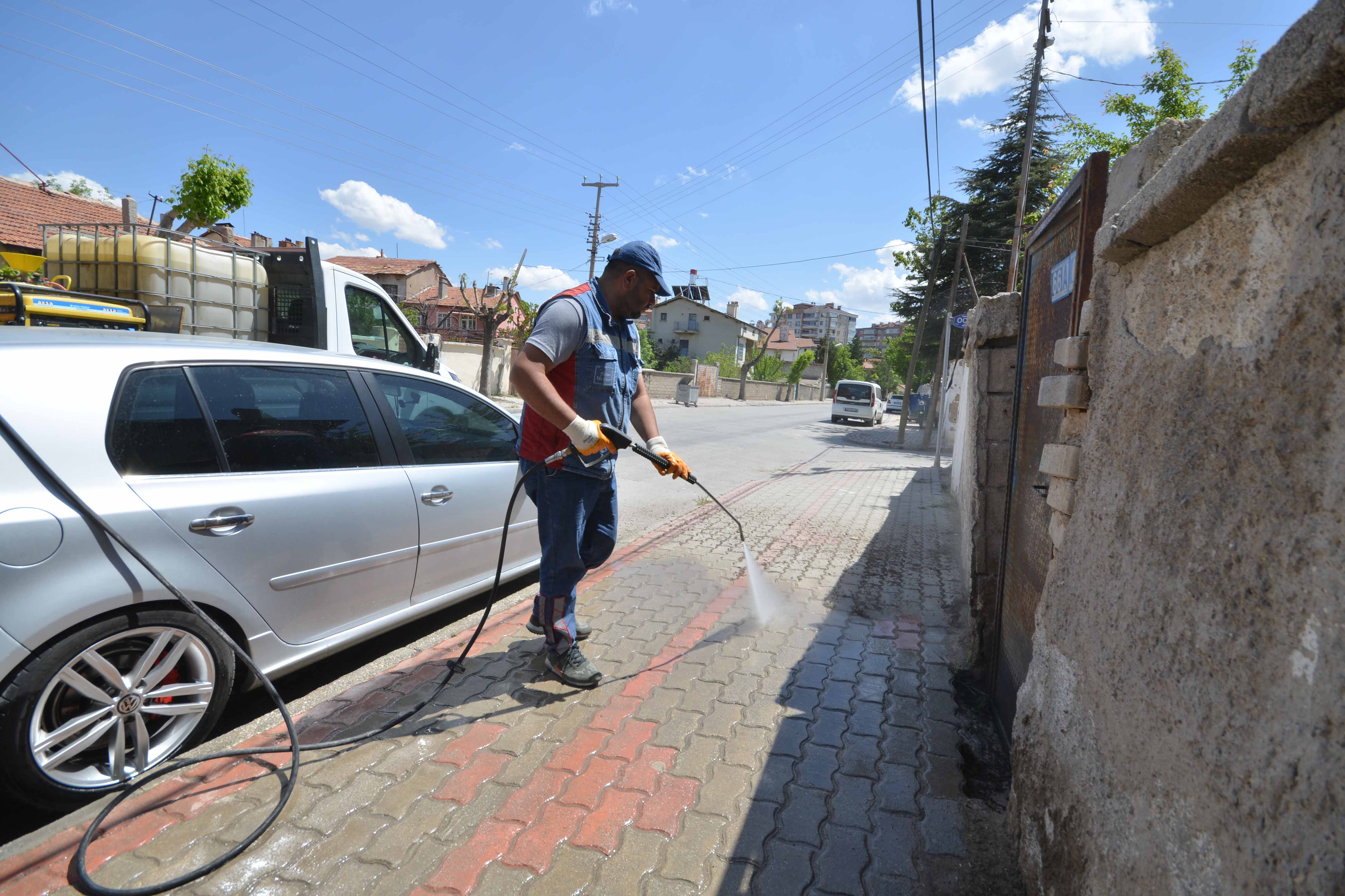 meramda-cadde-ve-sokaklar-yikaniyor-cop-konteynerleri-dezenfekte-ediliyor.jpg