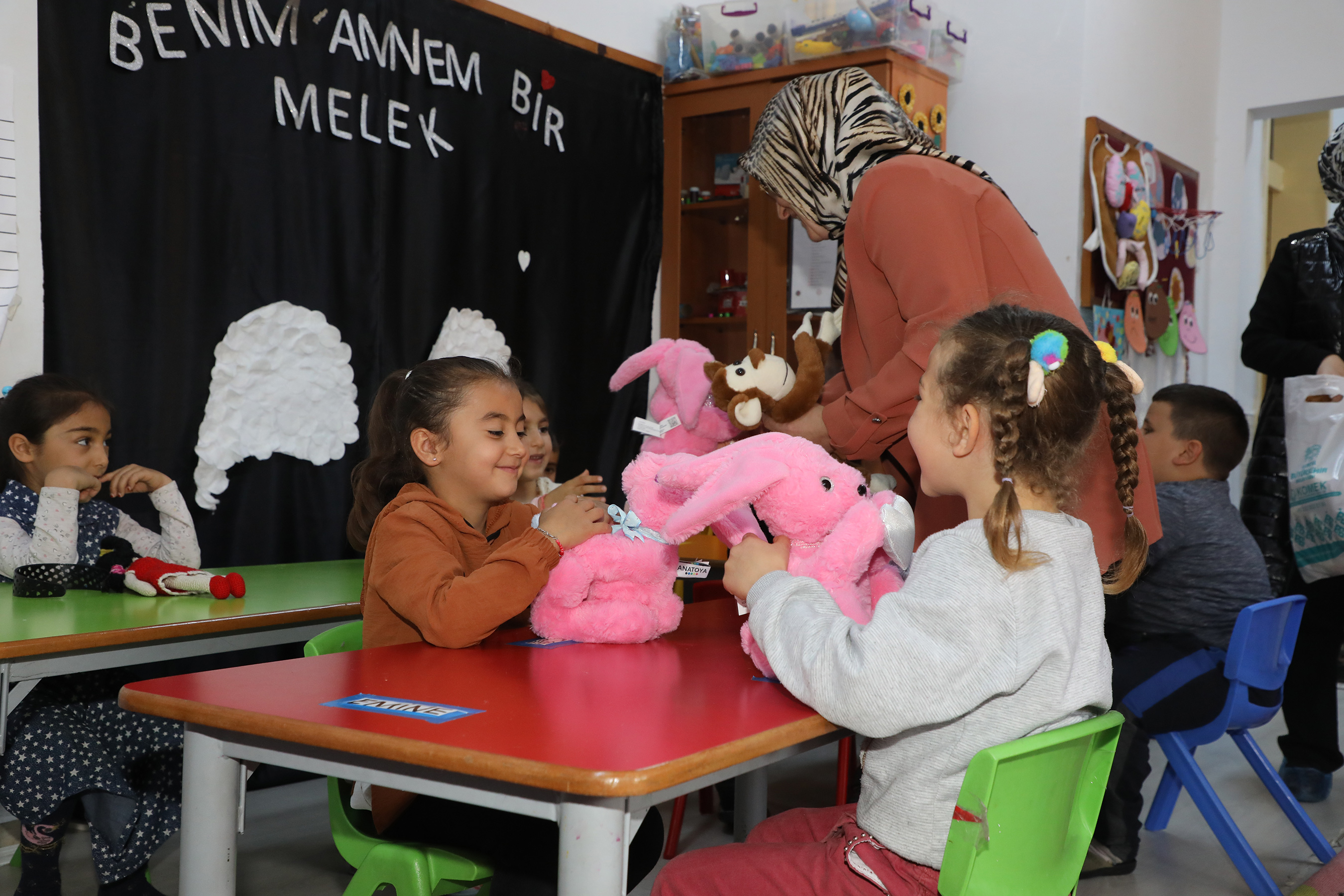 komekte-uretilen-oyuncaklar-ilcelerdeki-cocuklara-hediye-edildi-002.jpg