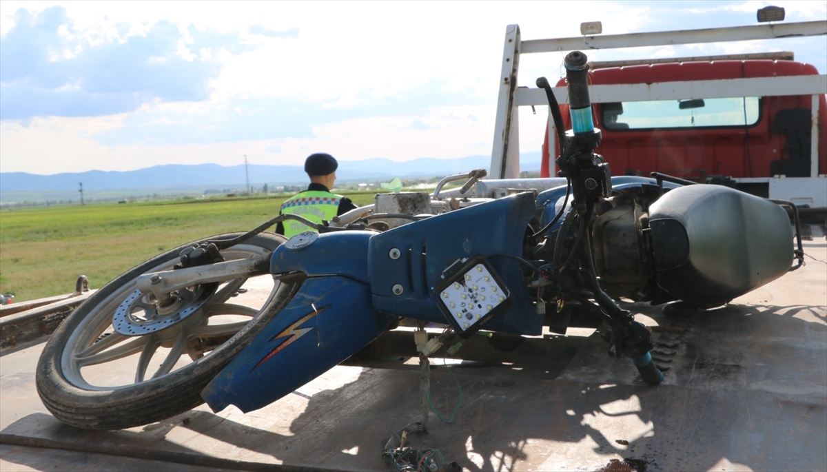 otomobilin-carptigi-motosiklet-surucusu-oldu.jpg