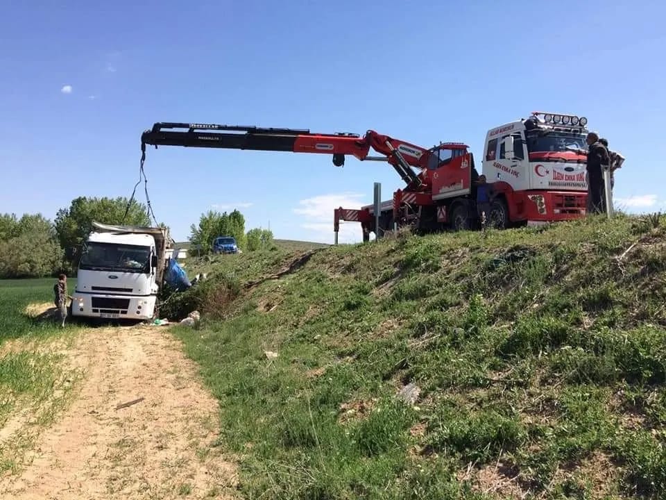 konyada-kamyon-sulama-kanalina-devrildi-001.jpeg