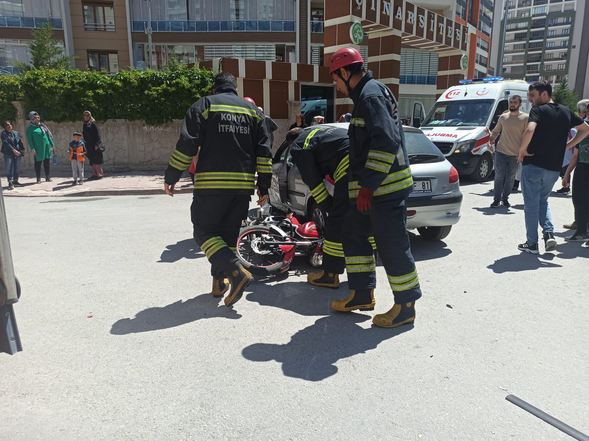 konyada-otomobil-motosikletle-carpisti-surucu-yarali-kurtuldu-002.jpeg