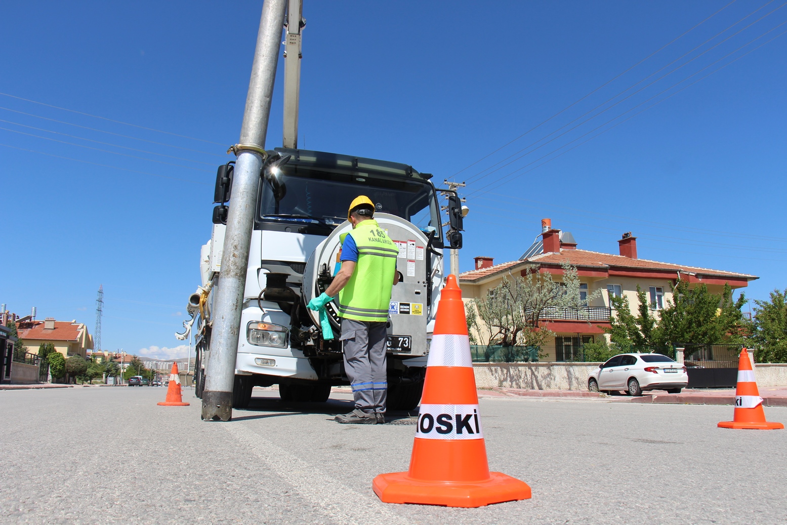 koski-taskin-riskine-karsi-kanalizasyon-temizlik-calismalarini-surduruyor-003.jpg