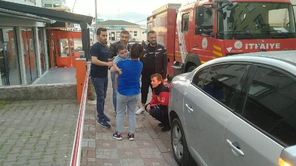 otomobilde-kilitli-kalan-cocugu-itfaiye-kurtardi-002.jpg