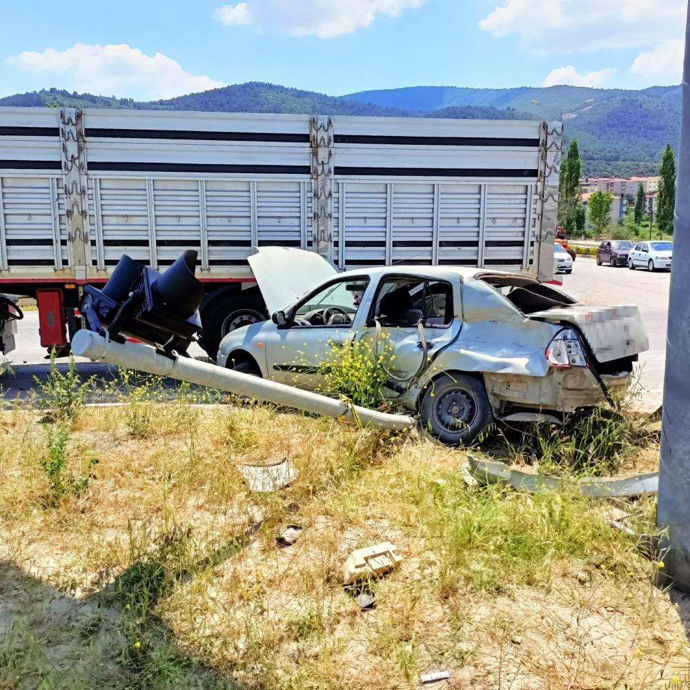 kamyon-ile-otomobilin-carpisti-olu-ve-yaralilar-var.jpg