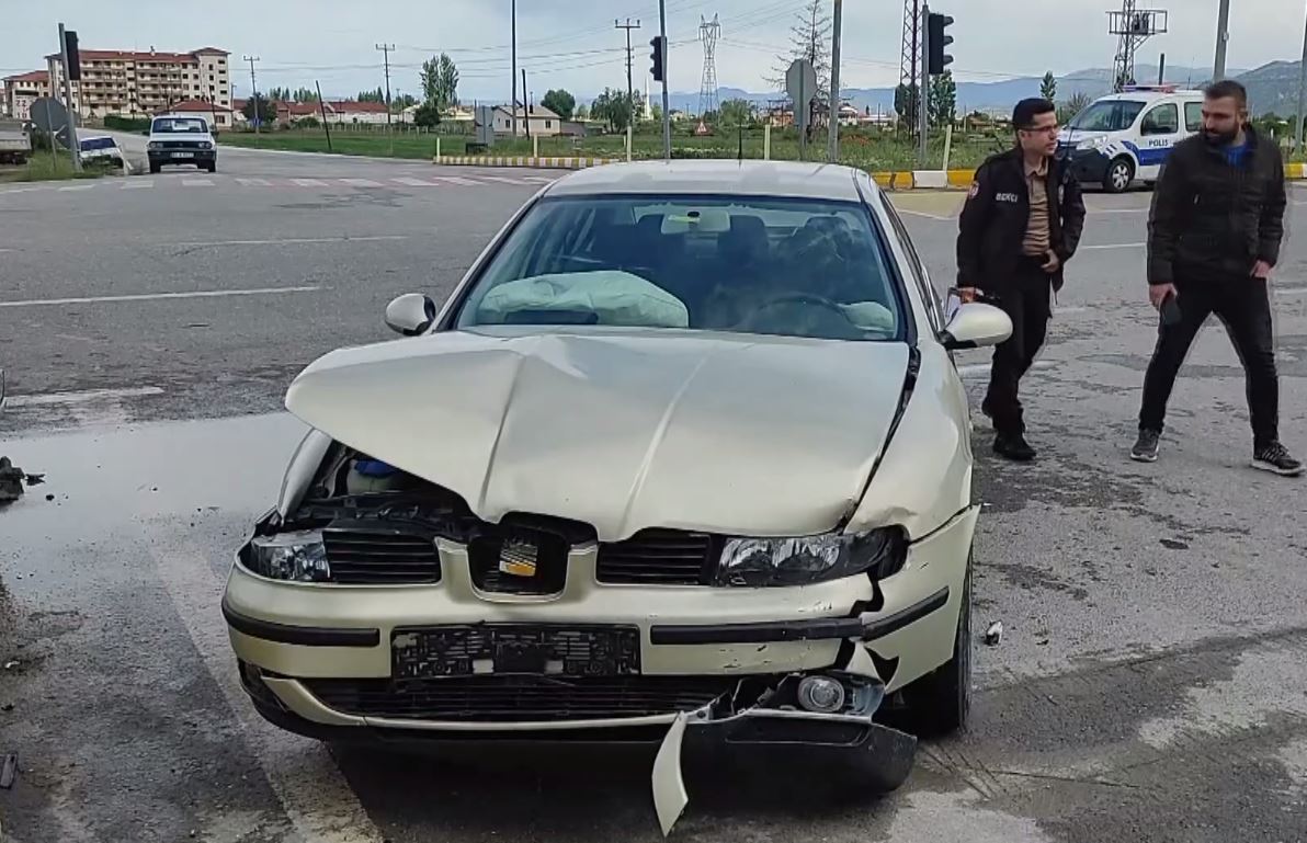 seydisehirde-iki-otomobil-carpisti-2-yarali-001.jpg