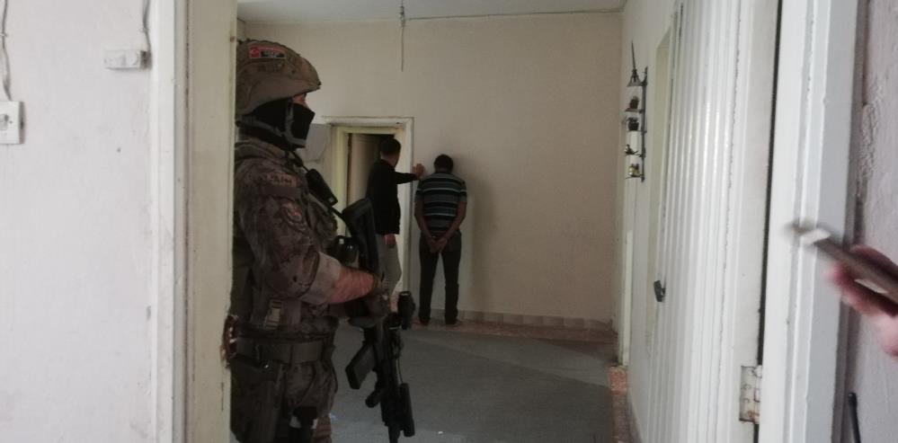 110-polisle-uyusturucu-operasyonu-25-gozalti.jpg