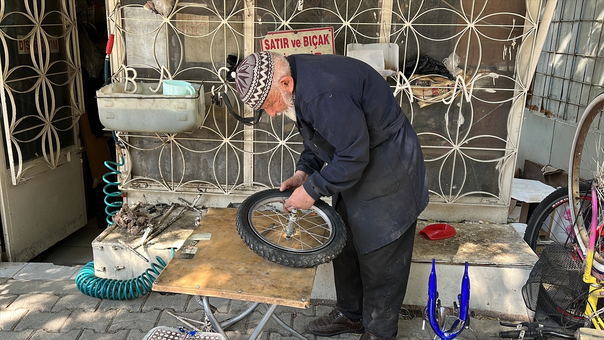 kendi-bisikletini-tamir-ederek-basladigi-meslegini-63-yildir-surduruyor-001.jpg