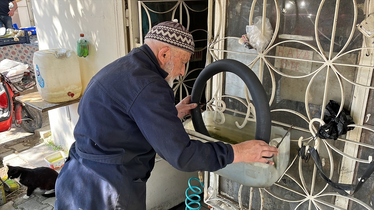 kendi-bisikletini-tamir-ederek-basladigi-meslegini-63-yildir-surduruyor-002.jpg