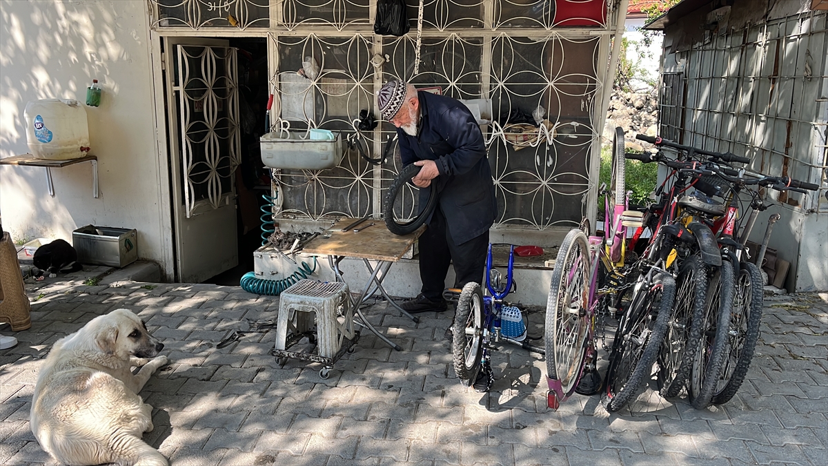kendi-bisikletini-tamir-ederek-basladigi-meslegini-63-yildir-surduruyor-005.jpg