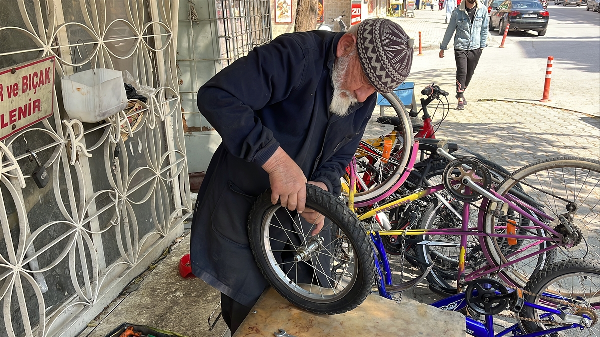 kendi-bisikletini-tamir-ederek-basladigi-meslegini-63-yildir-surduruyor.jpg