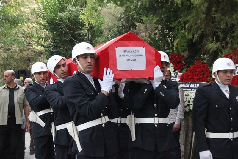 vali-ozkan-sehit-polisimiz-ismail-yalcinin-kizinin-dogum-gunu-sevincine-ortak-oldu-001.jpg
