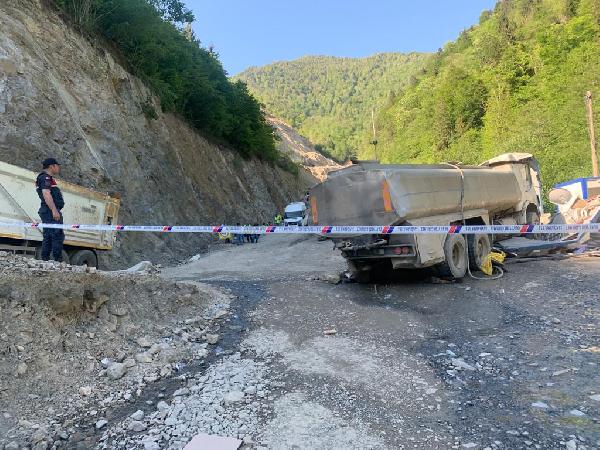 tas-ocaginda-feci-kaza-su-tankeri-guvenlik-kulubesine-devrildi-1-olu-3-yarali-001.jpg